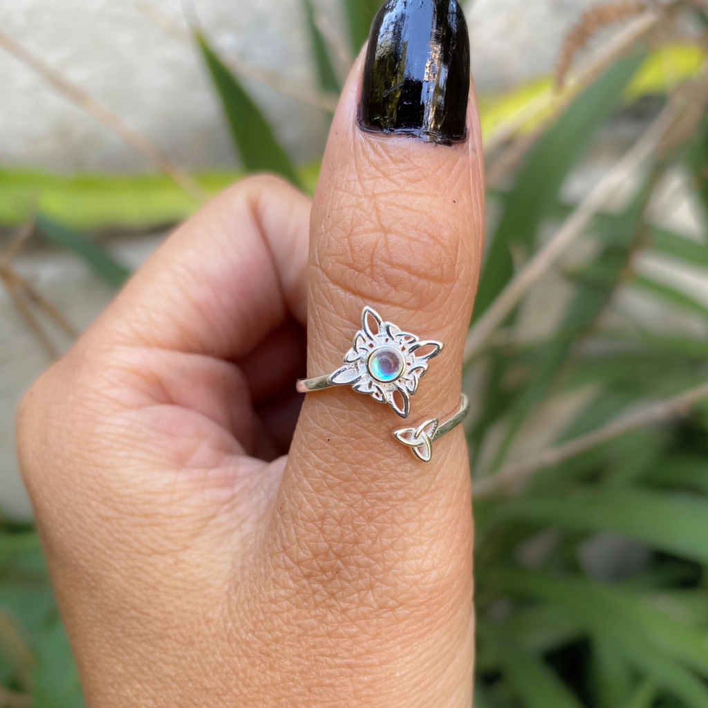 Anillo Nudo De Bruja Ajustable Con Piedra Luna