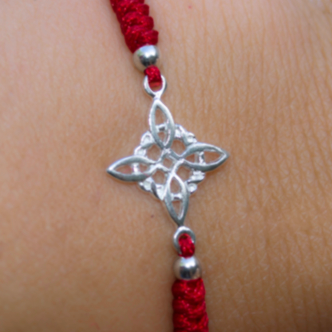 Pulsera de hilo rojo nudo de bruja