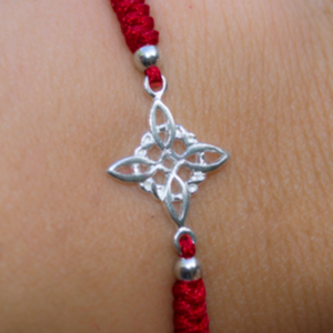 Pulsera de hilo rojo nudo de bruja