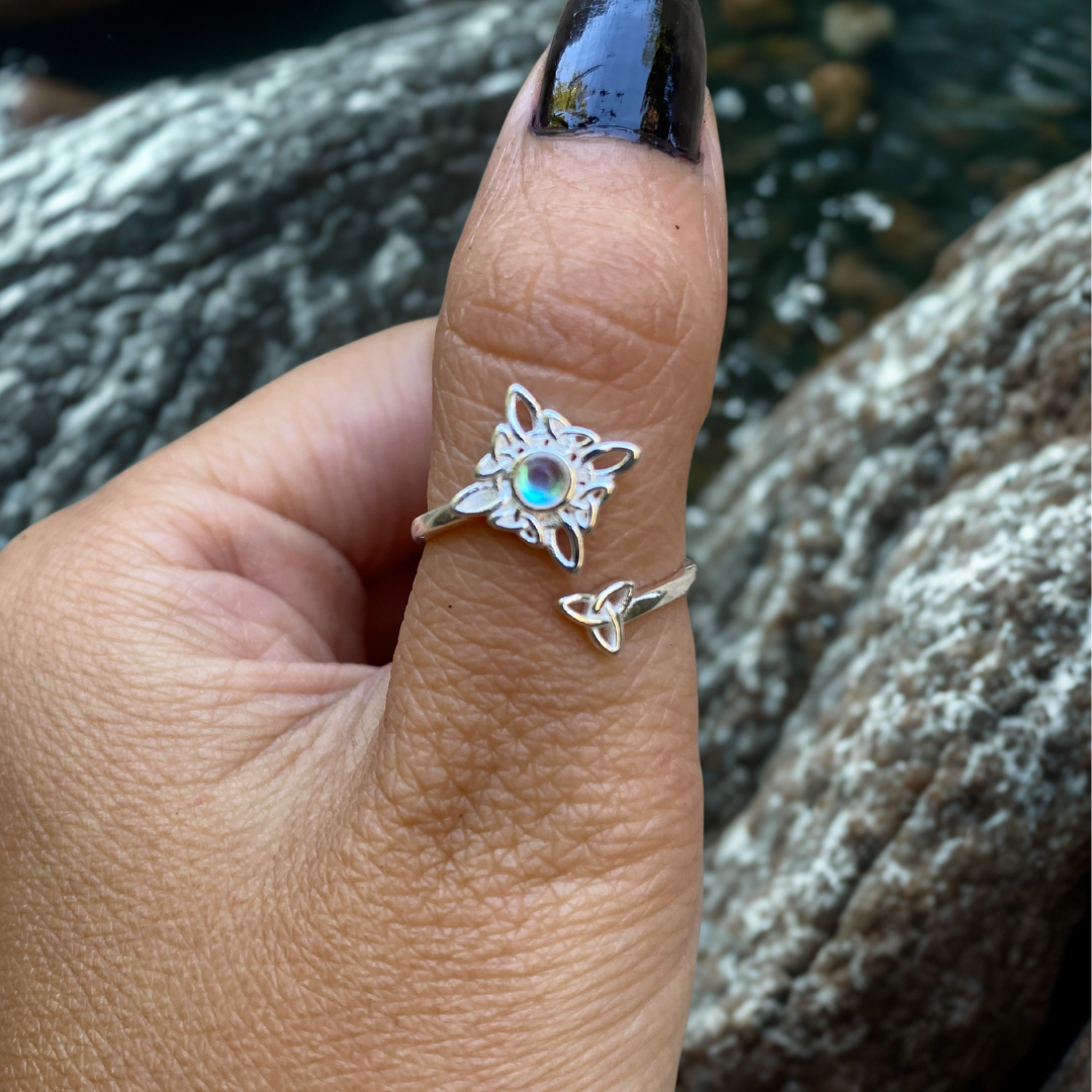 Anillo Nudo De Bruja Ajustable Con Piedra Luna
