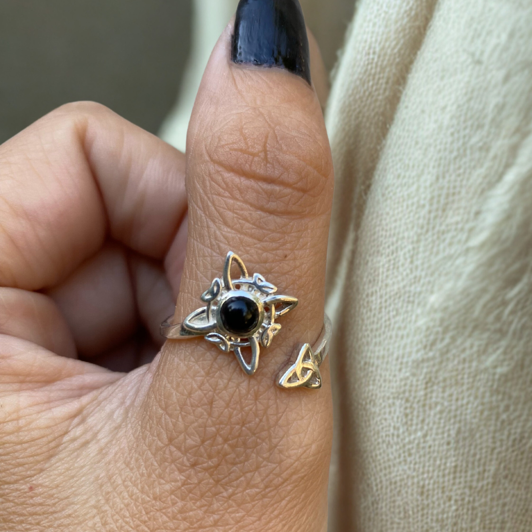 Anillo Ajustable Nudo De Bruja Con Piedra Onix