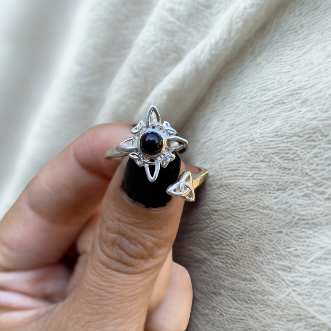 Anillo Ajustable Nudo De Bruja Con Piedra Onix